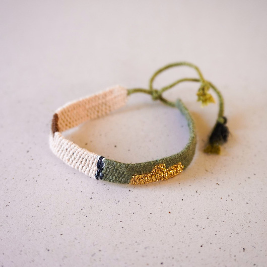 bransoletki na sznurku Tkana bransoletka z nici dla miłośników lasu i kolorów ziemi