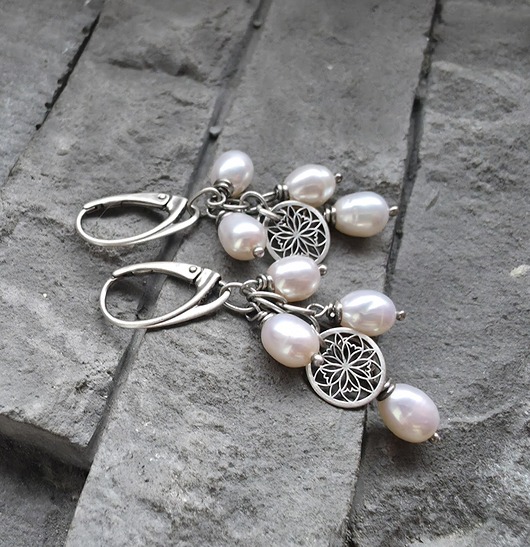 kolczyki z kamieniami Kolczyki perły z rozetą