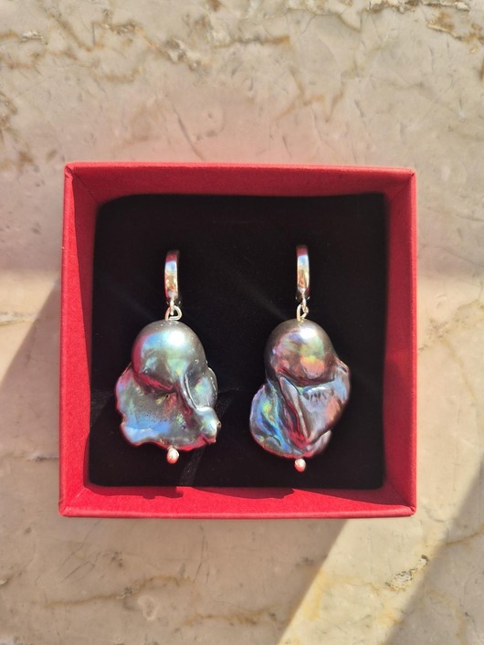 kolczyki srebrne Srebrne kolczyki z granatową perłą barokową