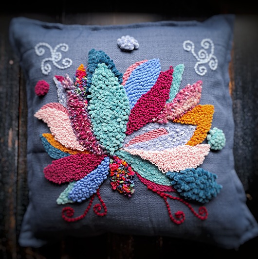 poduszki plecione Poduszka na zamowienie- magiczny  kwiat lotosu