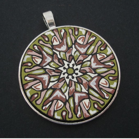Wisiorek Mandala Ziemi Iris Szarooka