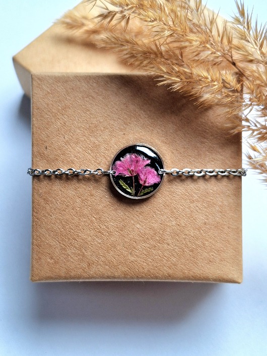 bransoletki z żywicy Bransoletka z kwiatami różowej gipsówki na czarnym tle srebrna