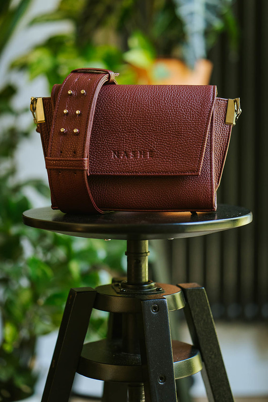 torby na ramię Torebka skórzana szeroki pasek bordowa