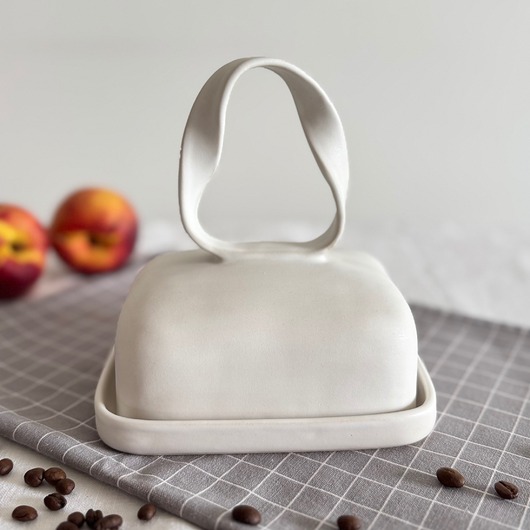 pojemniki kuchenne Ceramiczna maselniczka / Elegancki akcent na Twoim stole