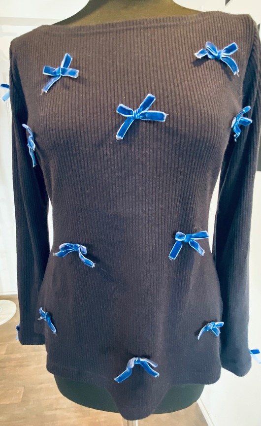 swetry damskie  Delikatny sweter z kokardkami