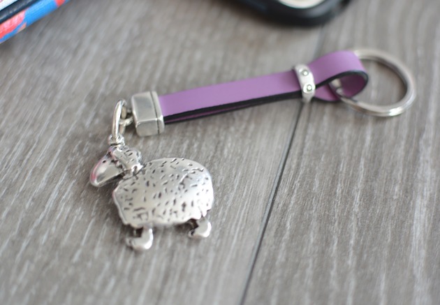 SKÓRZANY BRELOK DO KLUCZY OWCA lilac Beezoo