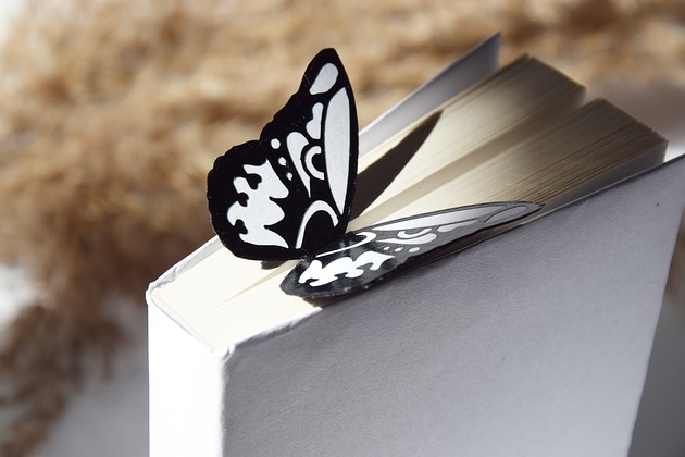 zakładki do książek Zakładka do książki "On Paper" Motyl bw