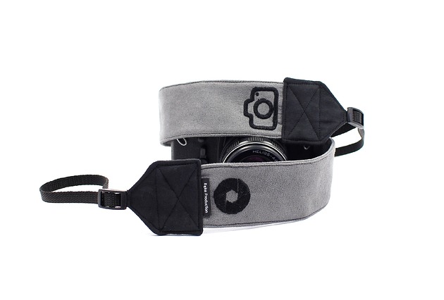 akcesoria różne Pasek do aparatu szary z czarnymi haftami