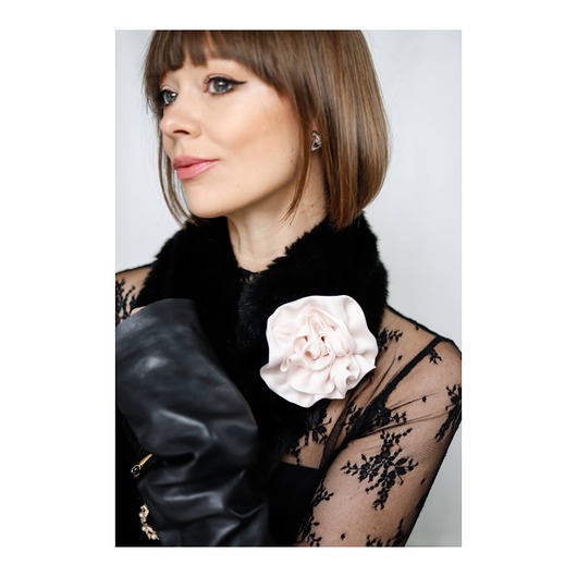 broszki Jasnoróżowa jedwabna broszka