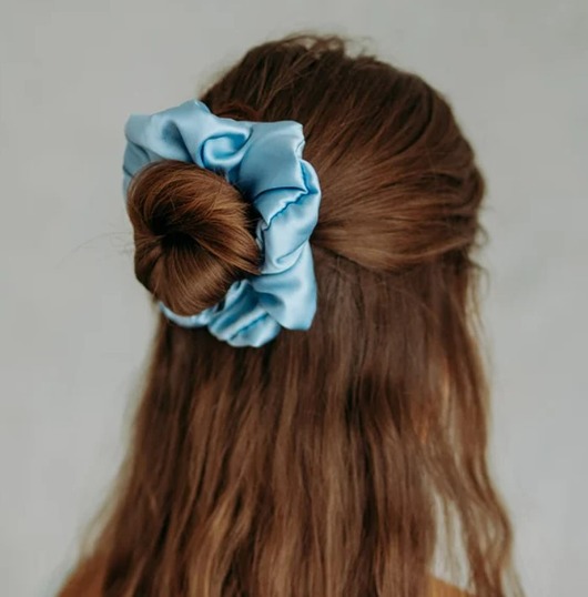 akcesoria różne Scrunchies satynowa błękitna