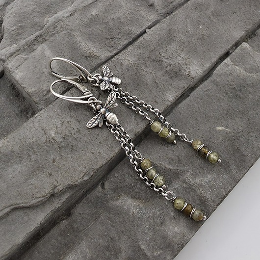 kolczyki srebrne Kolczyki srebrne Bee z zielonym granatem