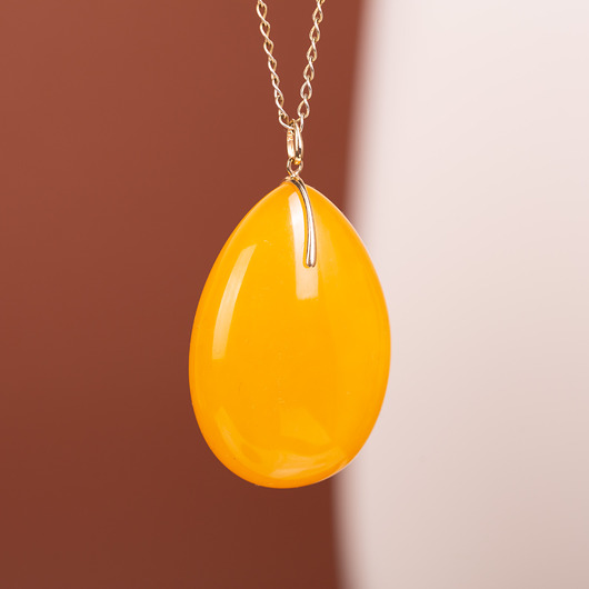 wisiory Złoty wisiorek z naturalnym bursztynem bałtyckim