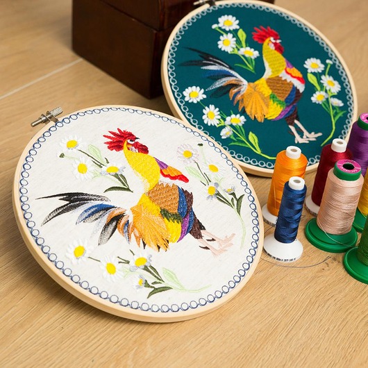 Ozdoby na ścianę Kogut w stokrotkach - tło ecru, haft w tamborku 20 cm