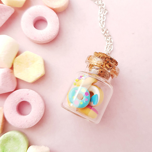Duży słoiczek z donutami - naszyjnik z modeliny Lemon Lovely