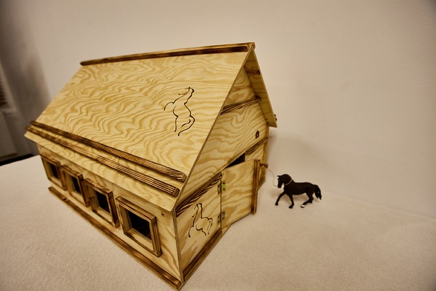 klocki i zabawki drewniane Zabawkowa stajnia dla koników, domek dla koni