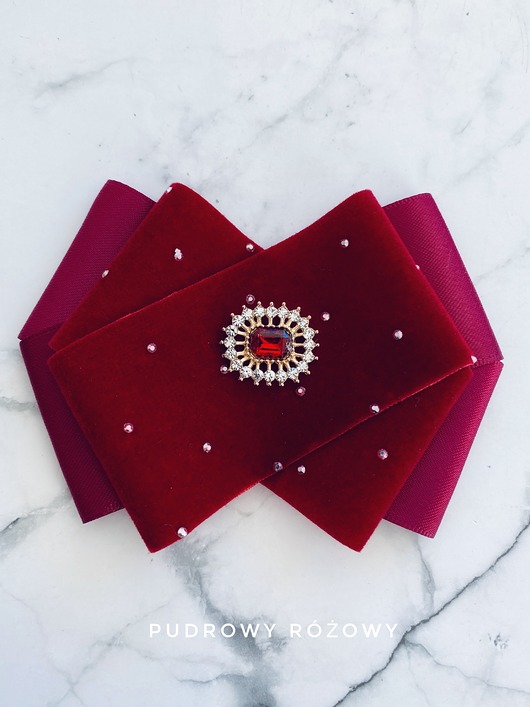 broszki Aksamitna Brosza z delikatnym kryształkiem