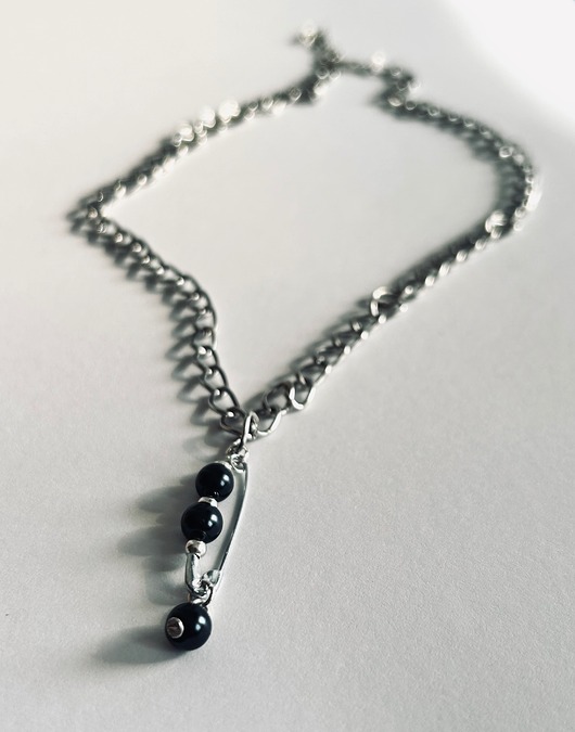 srebrne naszyjniki Naszyjnik z agrafka i perłami  srebro & czerń  Agrafka Studio