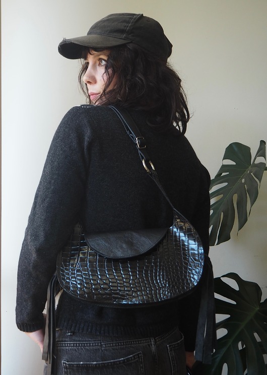 torby na ramię Skórzana czarna torebka rogalik z recyklingu krokodyl