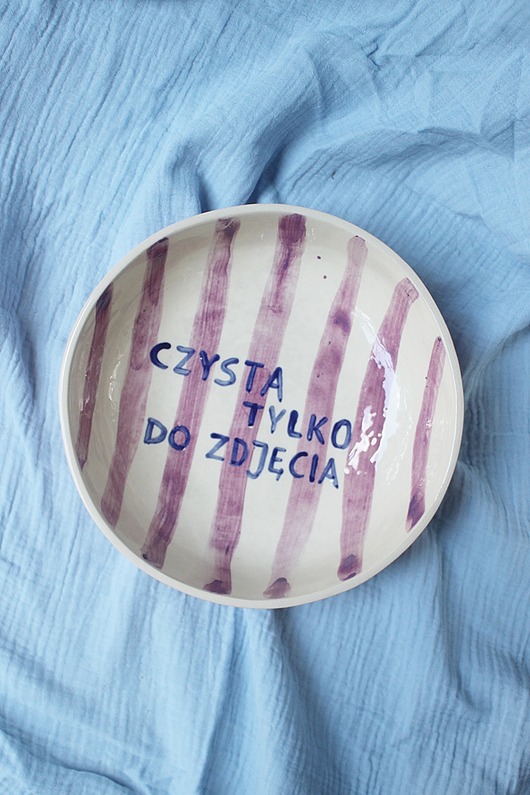 miski i misy Malowana różowa ceramiczna miska w pasy z napisem