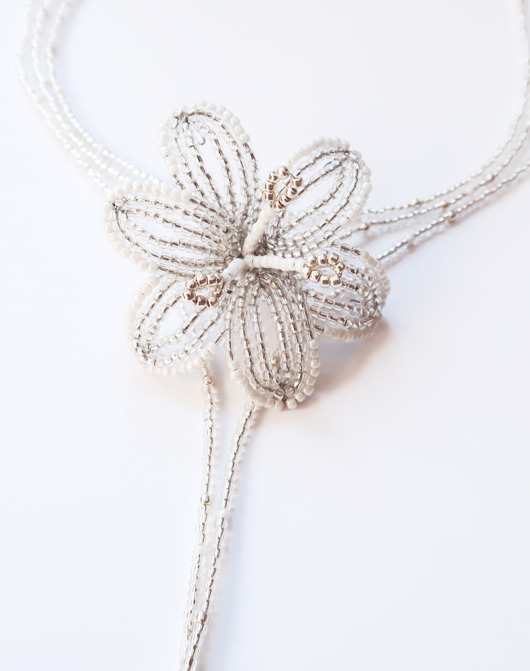 chokery Srebrno-biała lilia - naszyjnik choker