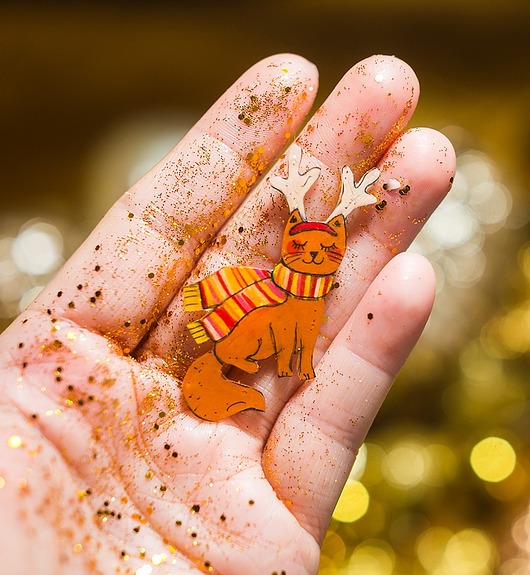 przypinki Przypinka z zimową rudą kotką w szaliku