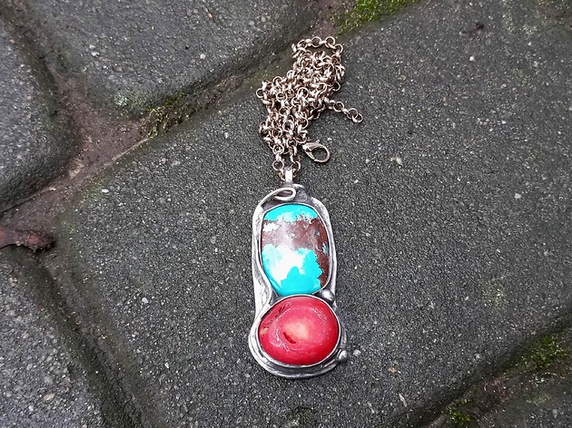 Moc - wisiorek po drugiej stronie lustra