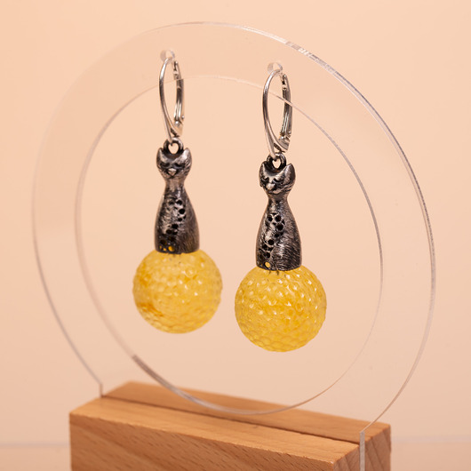 kolczyki srebrne Kolczyki srebrne koty na bursztynowej kulce