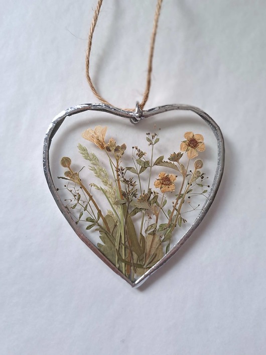 Ozdoby na ścianę Suszone kwiaty poziomek - serce witrażowe 7,5 cm