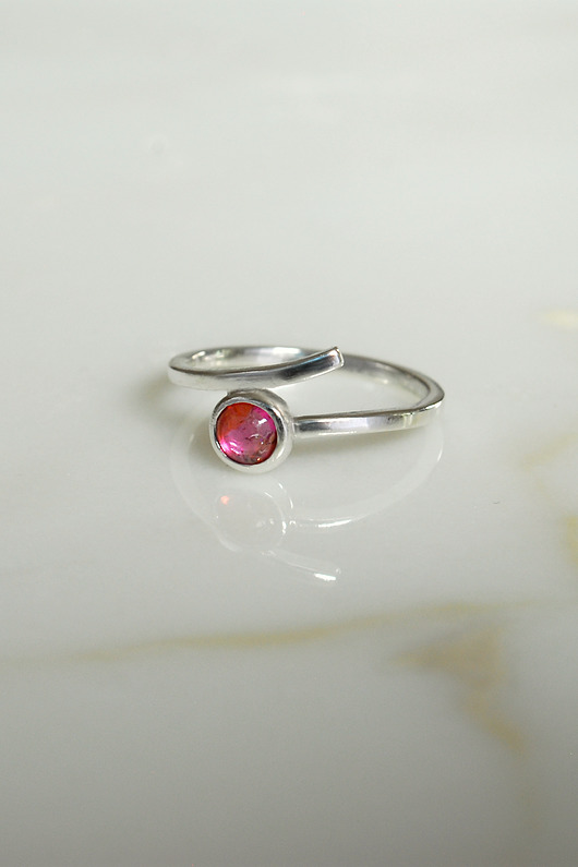 Pierścionki srebrne Minimalistyczny pierścionek z różowym turmalinem, unikat