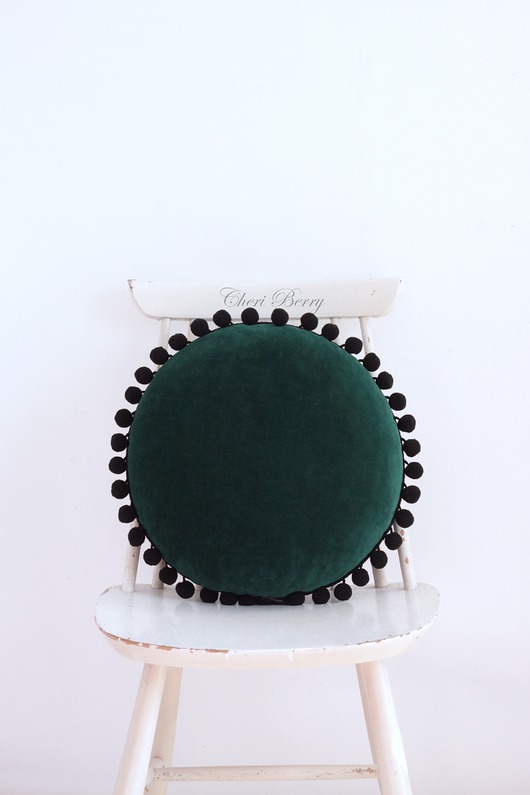 poduszki gładkie Poduszka welurowa okrągła z pomponami vintage ciemno zielona