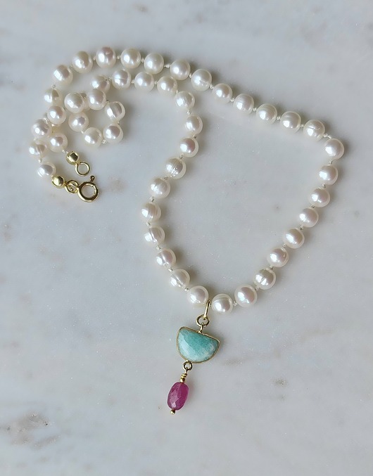 złote naszyjniki Perły na jedwabnym sznurze z różowym szafirem