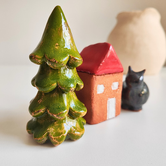 figurki i rzeźby Ceramiczny zestaw figurek, domek, choinka, kot
