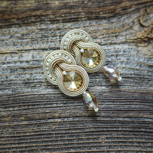 Biżuteria ślubna Elaine - beżowe kolczyki soutache