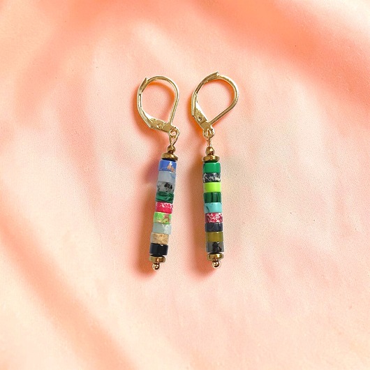 kolczyki z kamieniami Patyczki: kolorowy mix kamieni: 49mm, bigle zamknięte