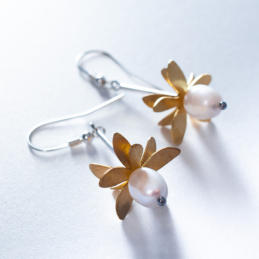 kolczyki srebrne Kolczyki srebrne - kwiatki z  perłami i mosiądzem. [PrK3]