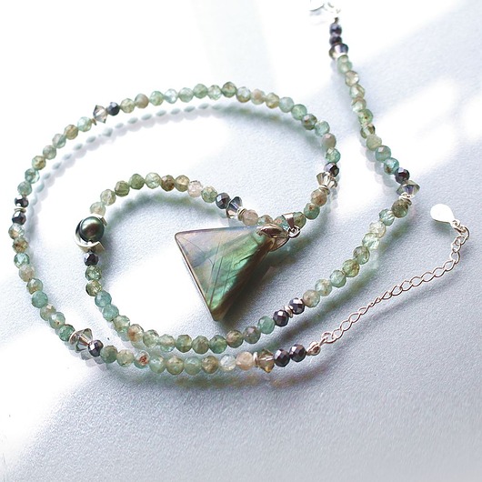 wisiory Naszyjnik z labradorytem, perłą słodkowodną i teraherzem