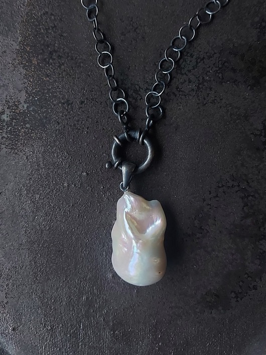 srebrne naszyjniki Srebrny wisiorek / Choker z dużą perłą barokową