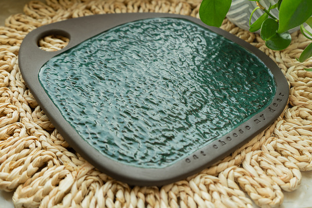 deski do krojenia i tace Ceramiczna deska handmade do serwowania serów lub przekąsek z napisem