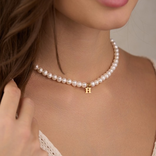 chokery Choker naszyjnik perły naturalne literka- srebro 925 pozłacane