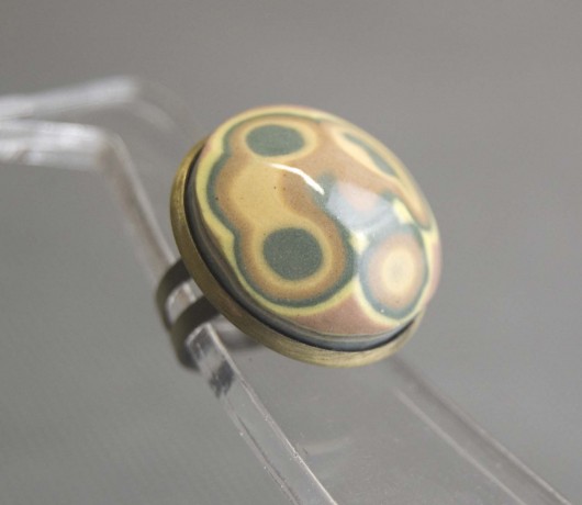 Pierścionek z oryginalnym ceramicznym oczkiem. imkadesign