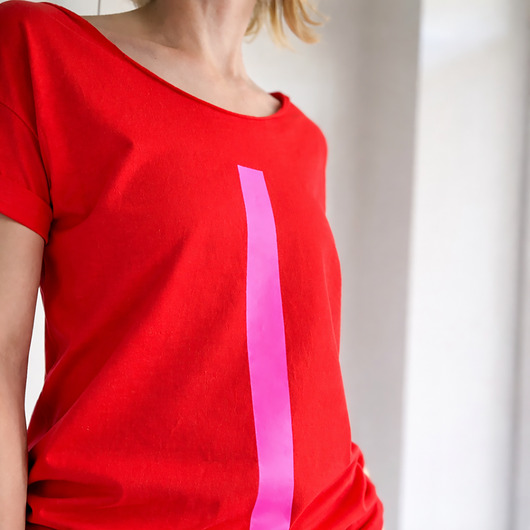 t-shirt damskie Kreska różowa na czerwonym Oversize