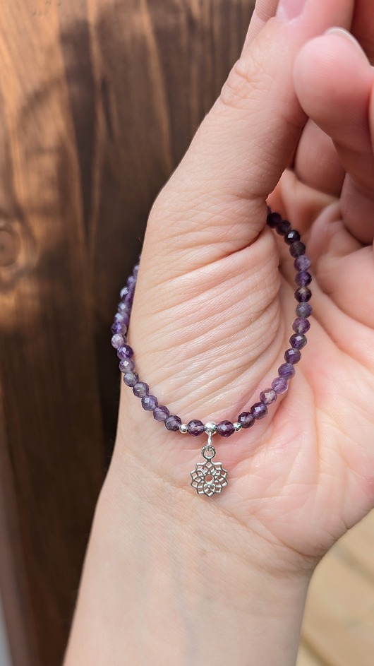 bransoletki z kamieni naturalnych Ametystowa bransoletka z zawieszką ze srebrną zawieszką mandala