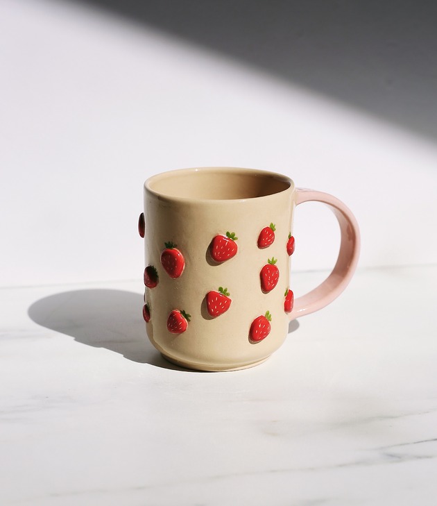 kubki i filiżanki Ceramiczny kubek w truskawki 300 ml