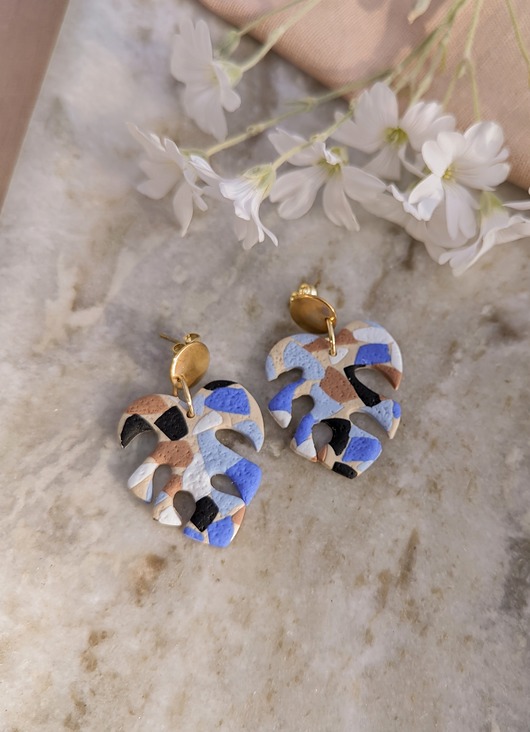 kolczyki z masy plastycznej Kolczyki egzotyczne liście, monstera w wzór lastryko, niebieska mozaika