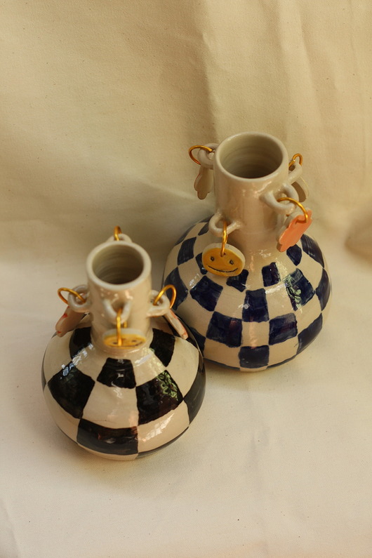 wazony Wazon w kratkę z zawieszkami. Ceramiczny wazon ręcznie robiony