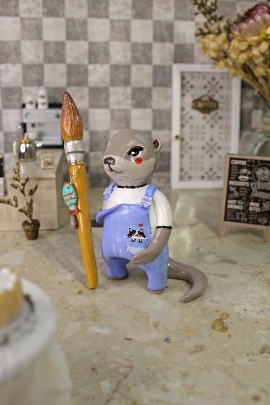 figurki i rzeźby Wydra artysta z pędzelkiem