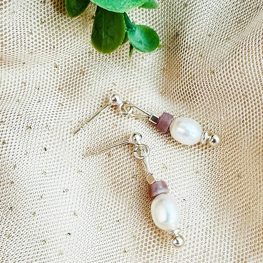 kolczyki z kamieniami Małe kolczyki z naturalnymi perłami, srebro 925