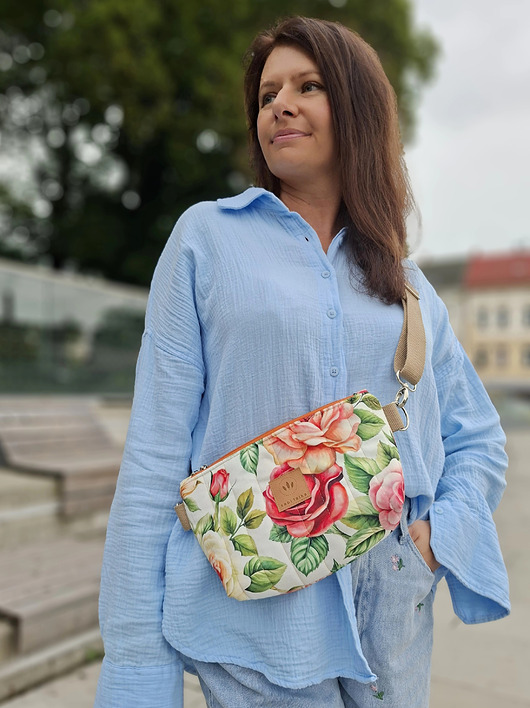 saszetka nerka Pikowana nerka z weluru w róże Sofia