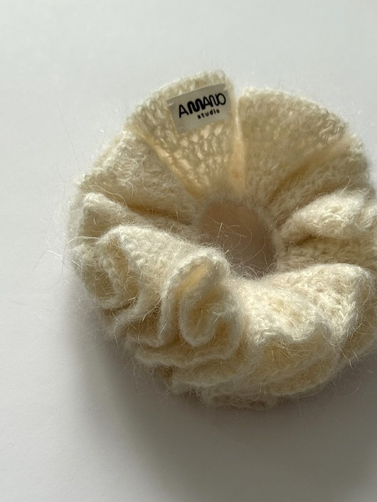 gumki do włosów Creamy crochet scrunchie.