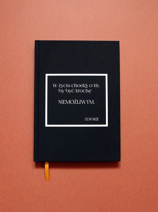 Notatnik z cytatem,Oscar Wilde "Być niemożliwy" Golden Lips